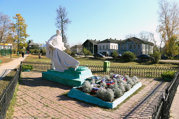 Братская могила в городе Красный Холм (общий вид)