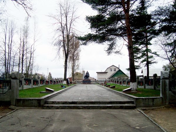 Братская могила в городе Борисов (общий вид)