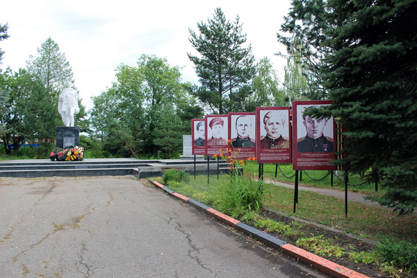 Аллея Славы в городе Мантурово (общий вид)